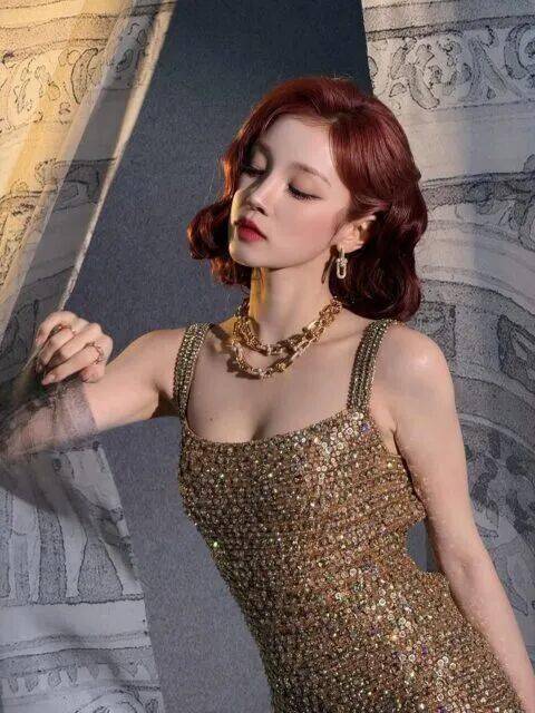 知名女团成员真空露背装大秀性感身材！ 插图1