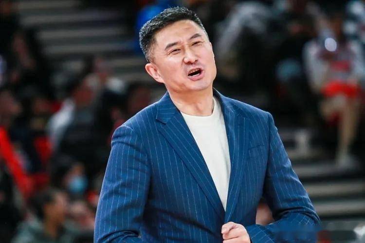 CBA晨报！广东队宣布杜锋职位变动！杨鸣致歉，对不起莫兰德