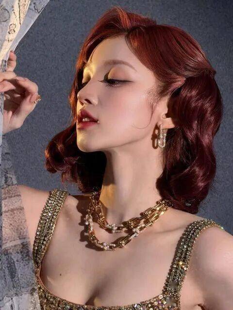 知名女团成员真空露背装大秀性感身材！ 插图