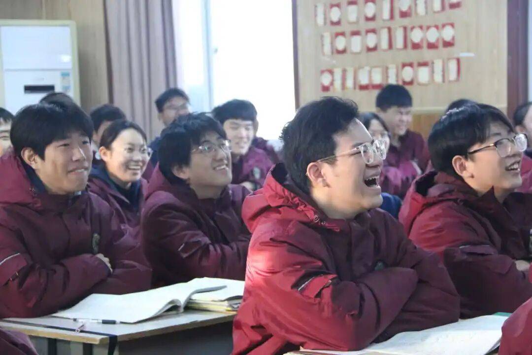课堂沉闷学生困?小维斗词来帮您!——维克多在英语课堂的巧妙运用_同学_气氛_词汇