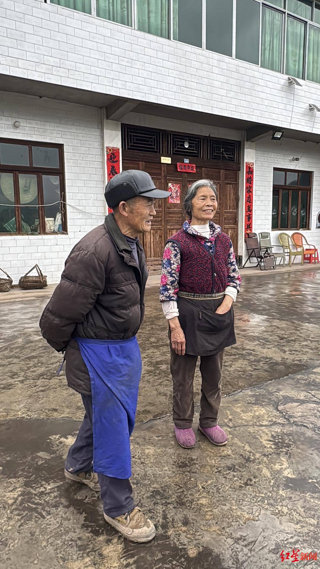 儿子离世8年，母亲珍藏其生前砍的最后一堆柴 对话老人：儿子葬在家旁，每天回家都能看一眼