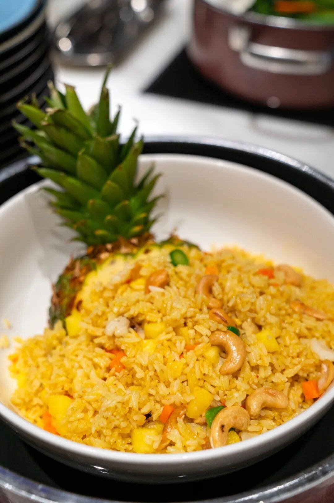 泰式黄咖喱蟹斑斓叶包鸡泰式风味香酥骨照烧汁三文鱼骨炭烧猪颈肉