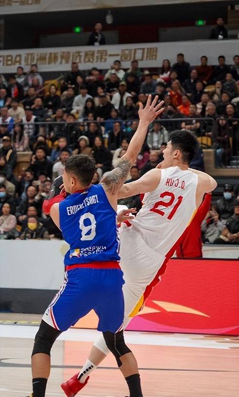 CBA再现恶意犯规！胡金秋重伤，球迷怒问要毁中国篮球？