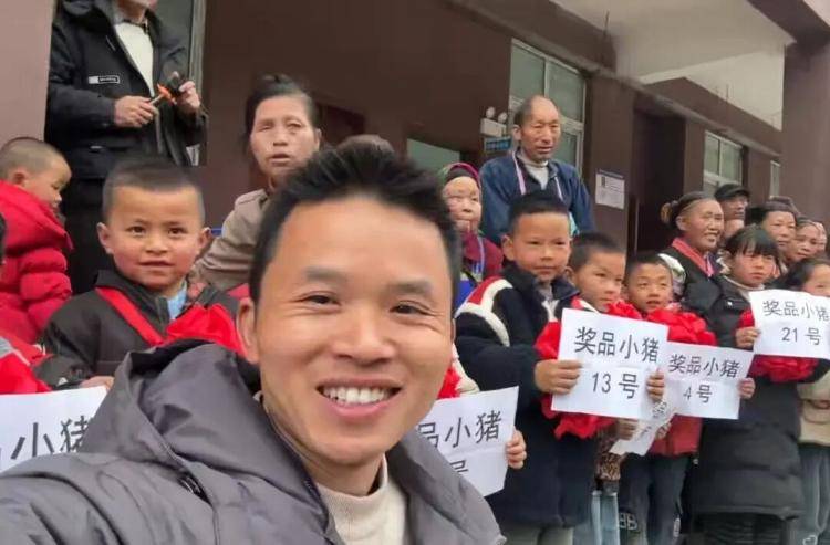 贵州山村小学24名学生获奖小猪，抓阄分配现场牵走