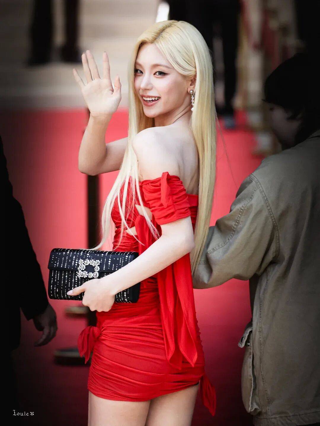 ITZY成员Yeji巴黎街头展现建模神颜！真是生图即巅峰！