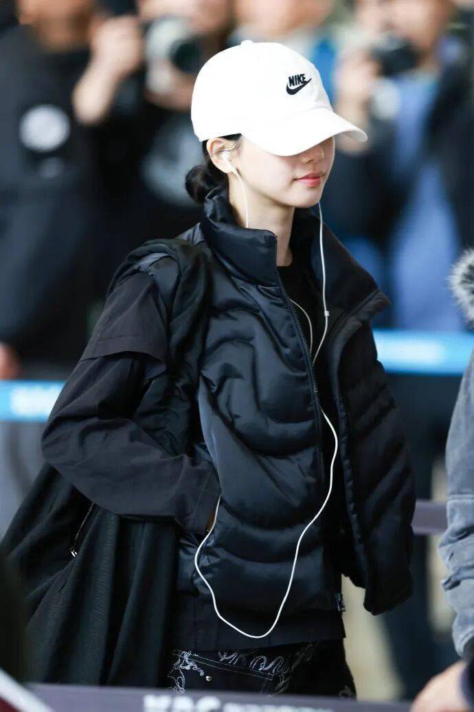 知名女团成员赴上海参加签售会,个人社交账号用中文发布动态“爱你固体杨枝甘露”引热议 插图3 知名女团成员赴上海参加签售会,个人社交账号用中文发布动态“爱你固体杨枝甘露”引热议 插图3