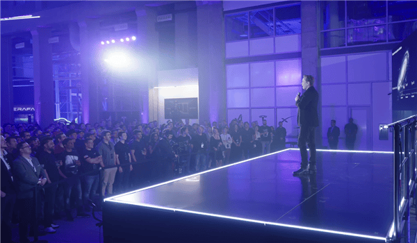 马斯克发布全球最大2nm芯片工厂！年产算力1万亿瓦 美国全国电力都喂不饱 他想了个绝招