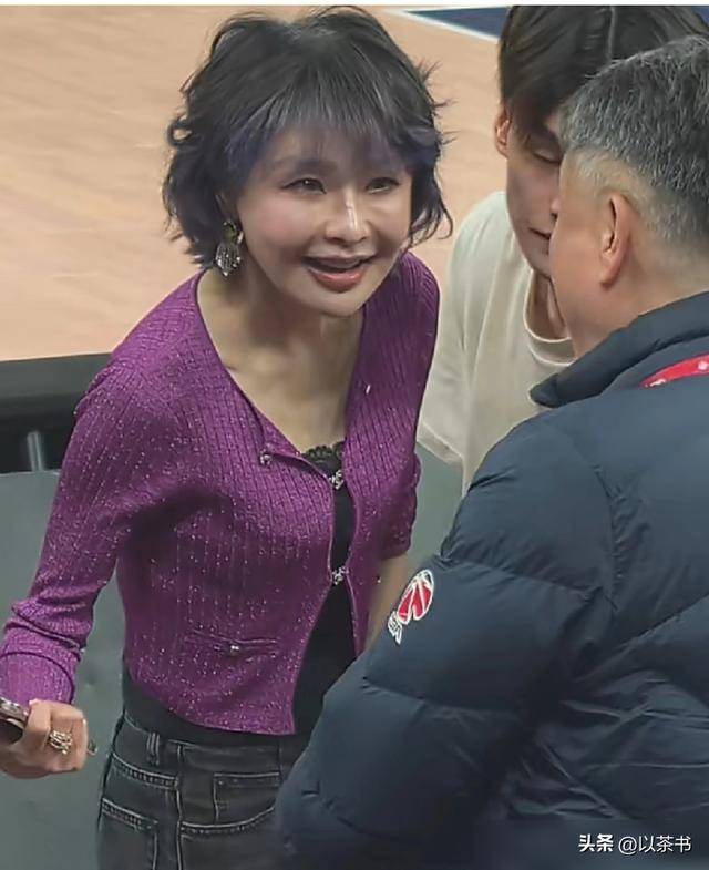 老板娘吴迪：50岁风情万种，纹身很个性，曾为易建联出2000万年薪