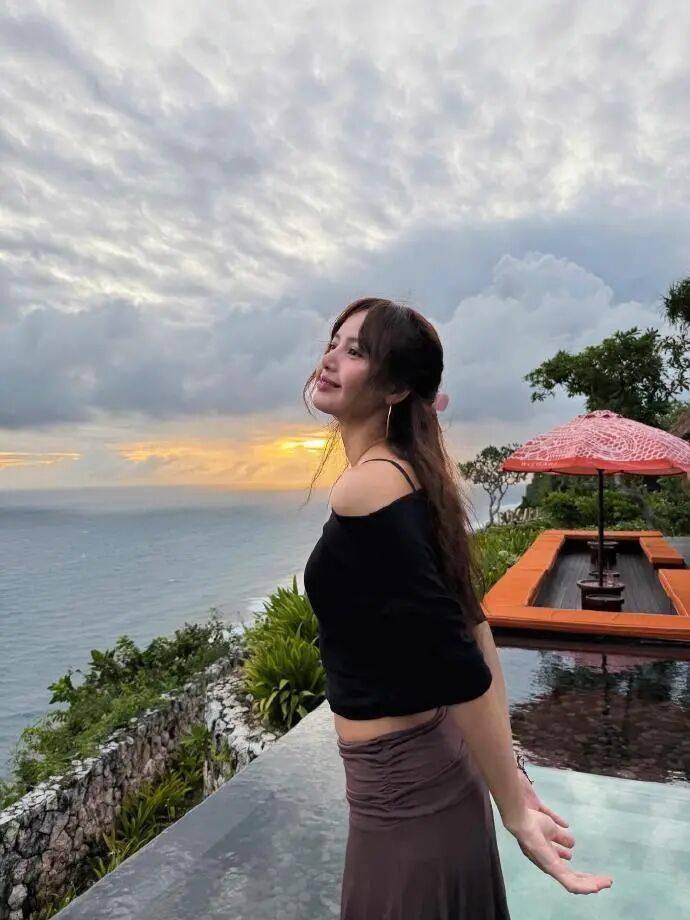 顶级女团成员生日当天,穿着比基尼倒立!插图5 顶级女团成员生日当天,穿着比基尼倒立!插图5