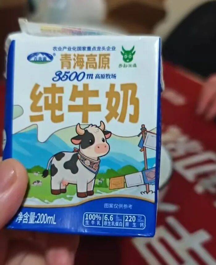 "雪峰乳业"纯牛奶倒出疑似透明苦水?消费者连开4盒均现异常(图2)
