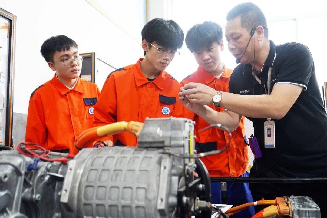 技赢未来 匠心智造——报考华风高级技工学校,解锁人生新赛道_就业_技能_学子