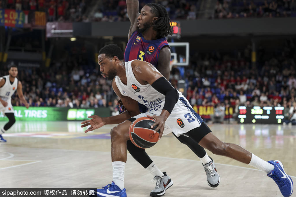 马竞巴萨半场爆发冲突,红黄牌成焦点