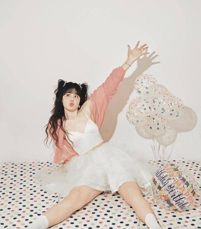 香肩微露，李月汝变身迪士尼在逃公主，可爱又性感