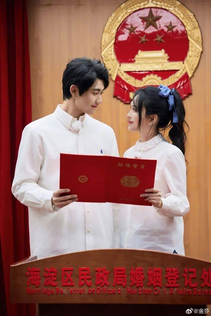演员金莎宣布与孙丞潇领证结婚!男方比其小17岁,3年前就开始攒五金