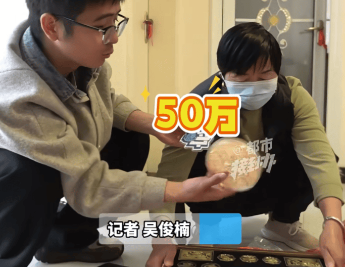 丈夫突发脑出血，妻子意外在床底发现200多枚金币，当场急疯：“这日子没法过了”