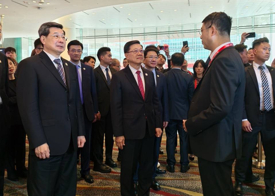 易鑫亮相2026世界互联网大会亚太峰会，获香港特首李家超亲临交流