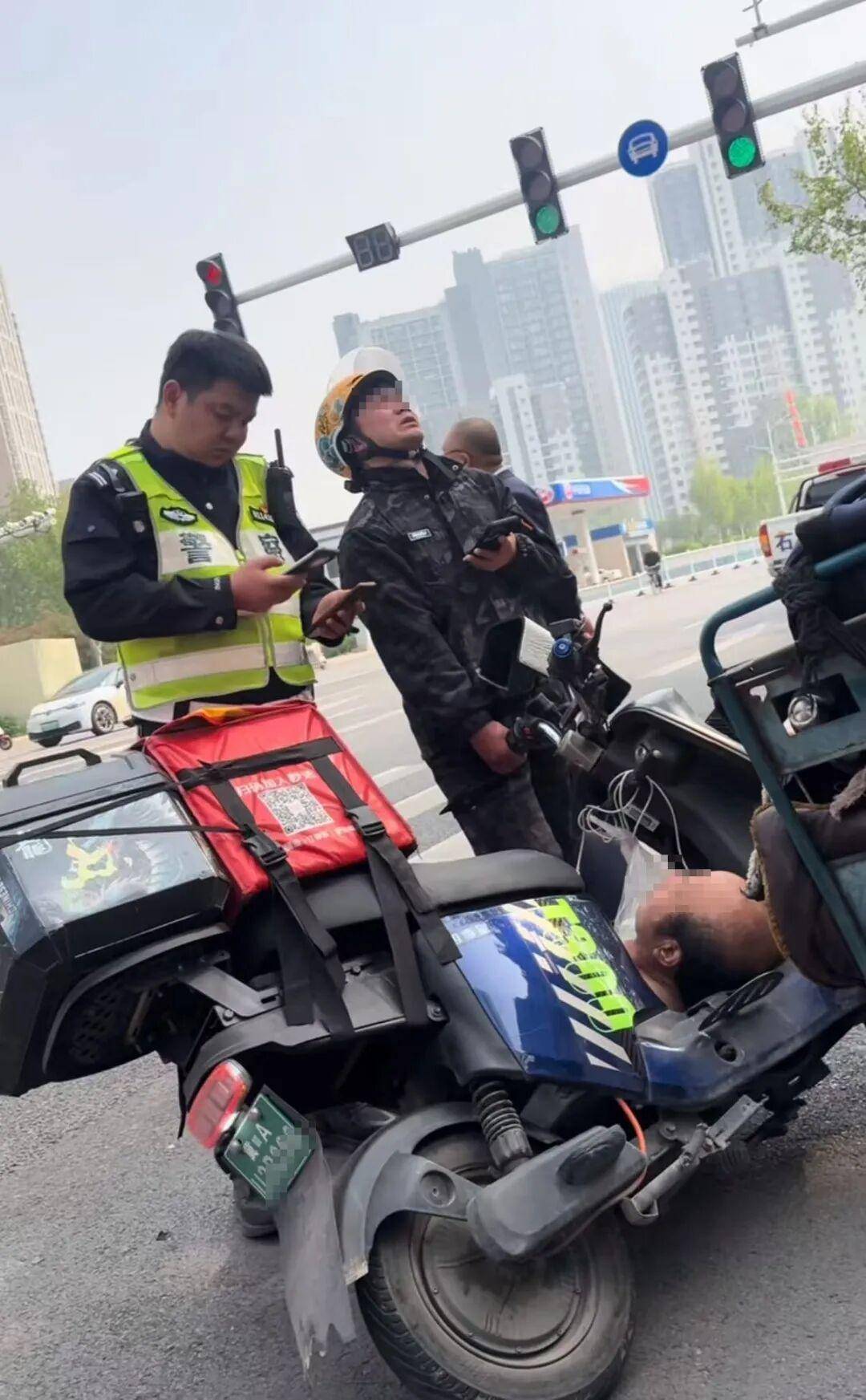 “我真的没有钱”，石家庄一外卖小哥撞到大爷被索赔手足无措，交警主动垫付后离开，网友喊话当地：快表扬他