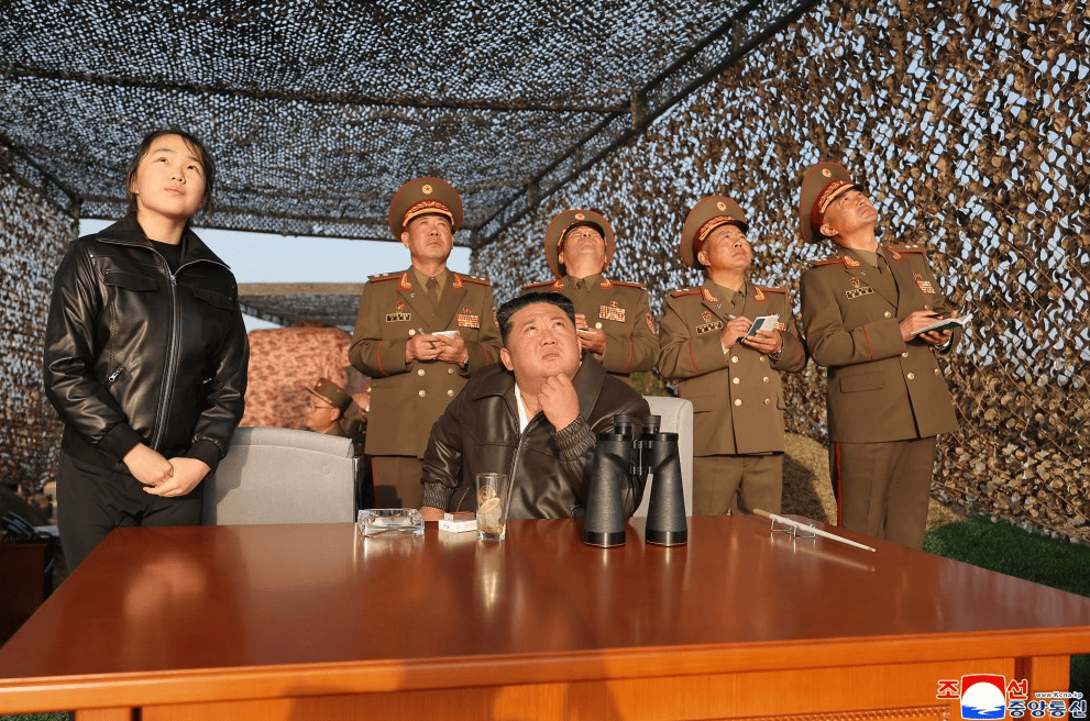 现场画面：金正恩携女儿金主爱，观摩朝鲜试射地对地战术弹道导弹“火星炮-11丁”；此前韩国称朝鲜发射数枚不明型号弹道导弹
