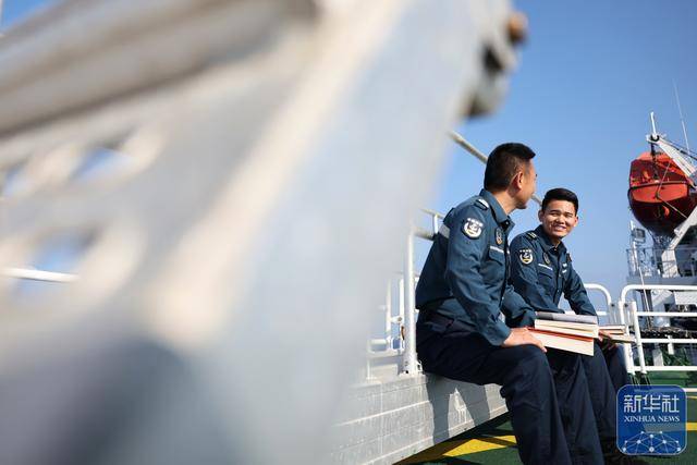 南海影像日志｜浪尖上的书香——海警执法员的“海上读书时光”