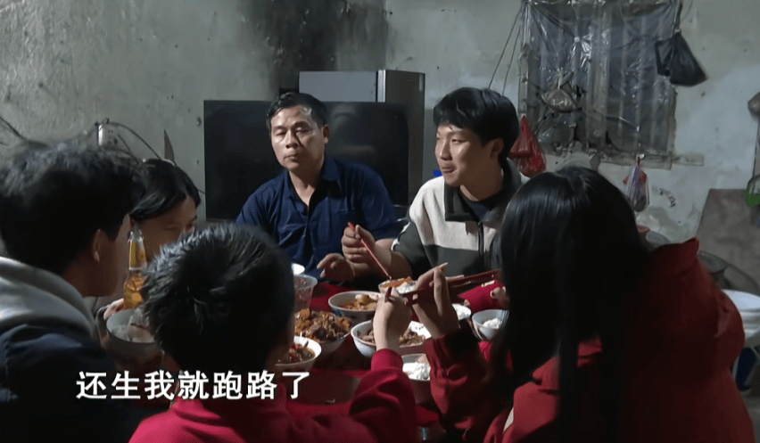 20岁小伙卖猪肉养6个弟妹，父母再生唐氏儿七弟；当地回应，有专人给他打造人设引流，网友：上午还在可怜他，现在收回同情