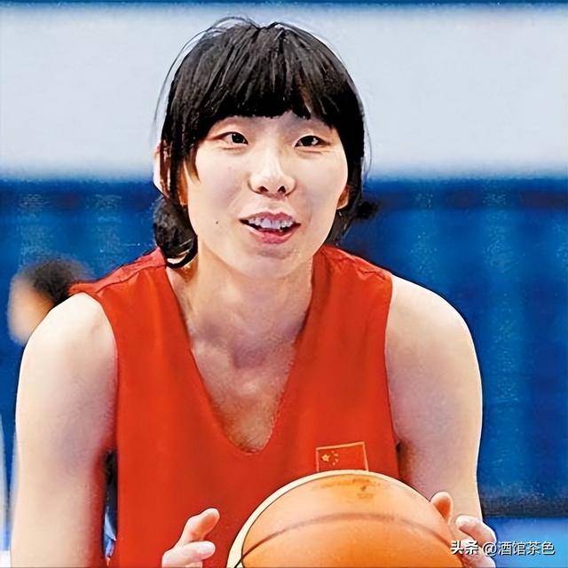 女篮名宿陈楠，嫁2.04米帅哥，42岁已是贤妻良母，儿子也打篮球