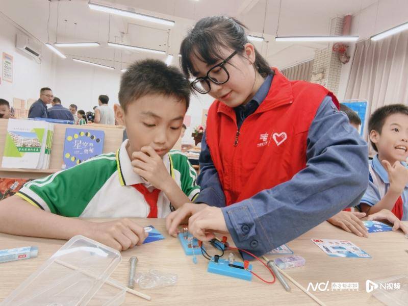 湛江供电局：用书籍和科技点亮孩子们的未来