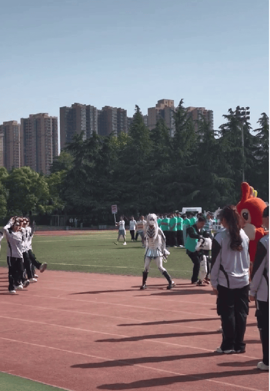 陕西一高校演出机器人突然拥抱女生 校方：女生没事，系机器人程序故障
