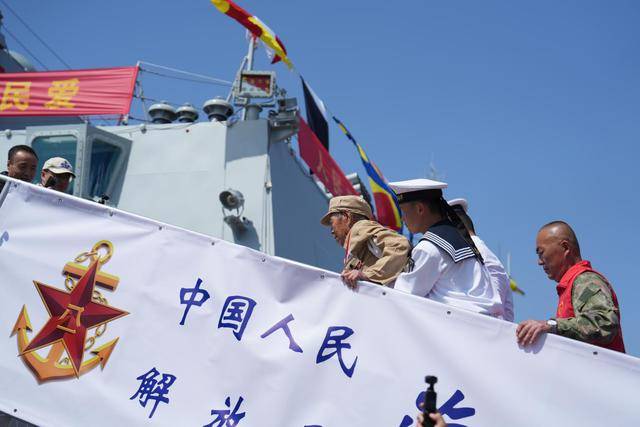 海军节：99岁老兵登舰参观圆夙愿