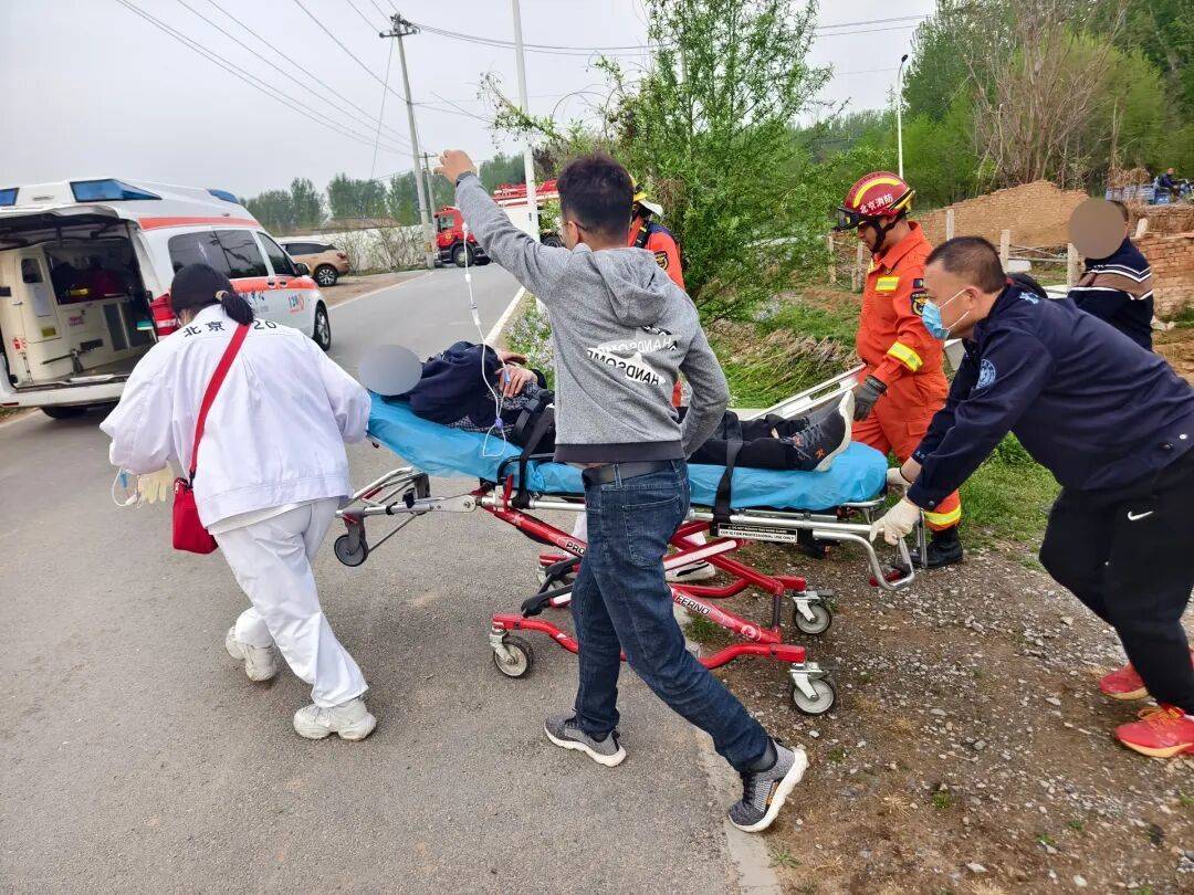 北京一男子夜晚爬树摘香椿掉落被卡，次日清晨才被发现，肢体受压、倒挂悬空达7个多小时……