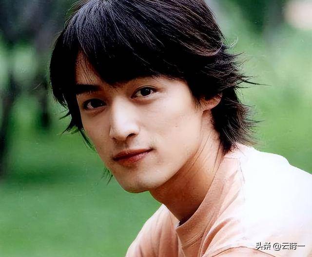 20年前,她为保护胡歌离世,胡歌许诺赡养其父母,如今他做到了吗_张冕_老人_云南