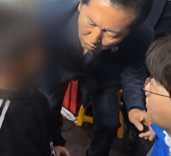 韩执政党拉票让小学生喊候选人“欧巴”，遭批“性骚扰儿童” -华闻时空