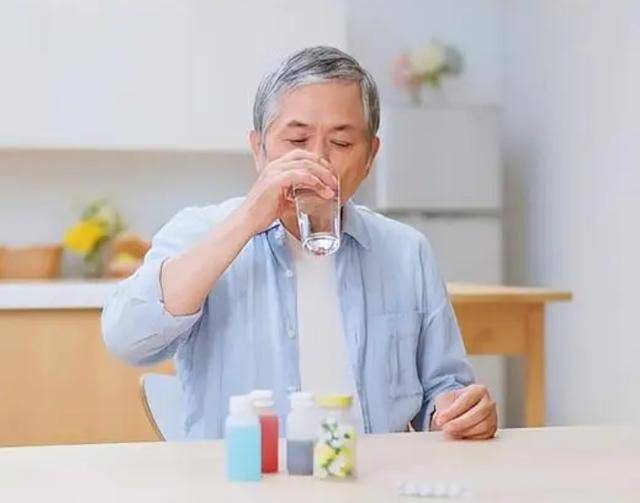 原创            医生劝告：一旦吃上艾司唑仑，这3种食物马上戒，再吃有风险