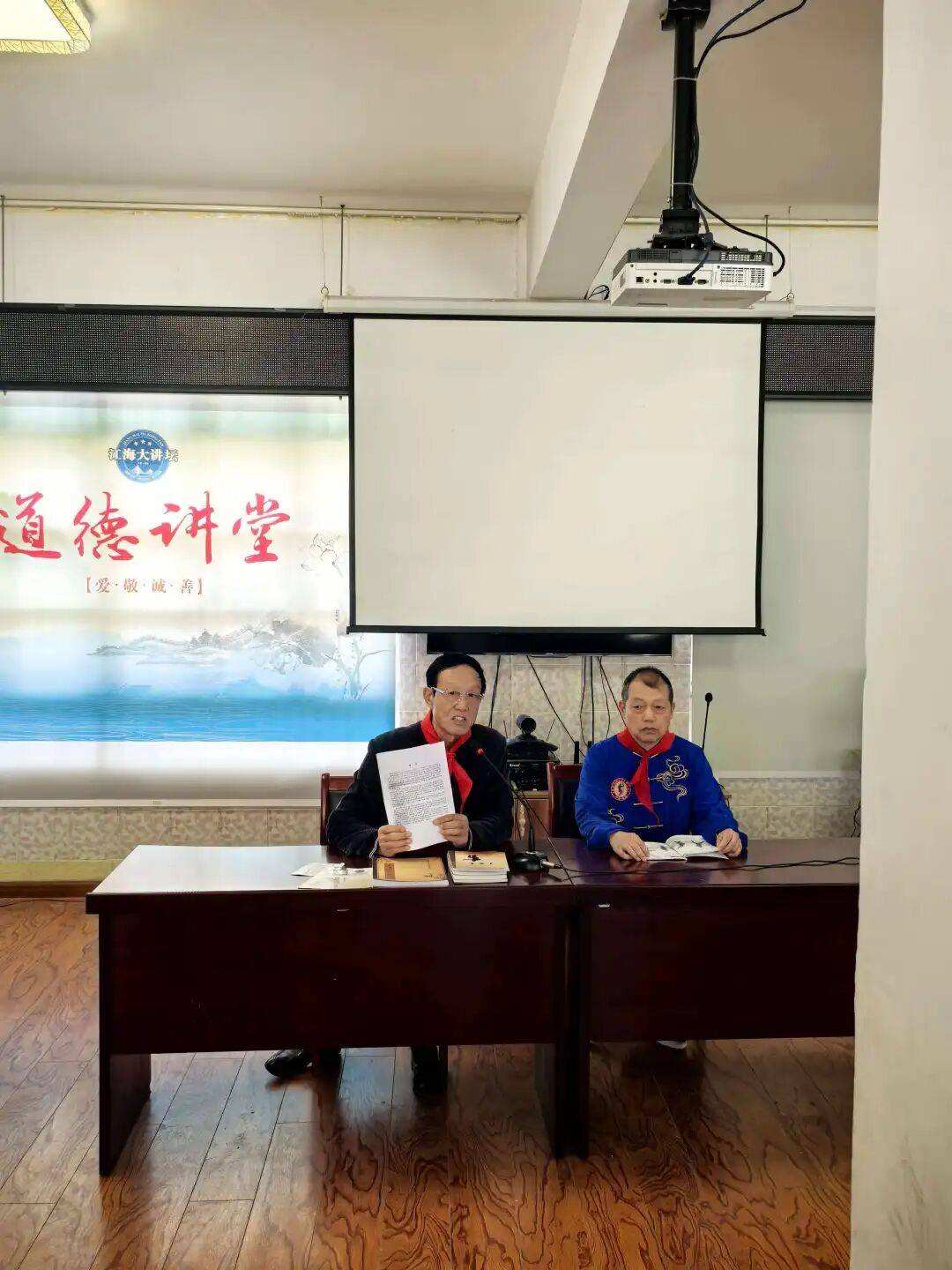 参观完毕在工作人员的带领下来到道德讲堂听会馆的王老师顾老师讲王