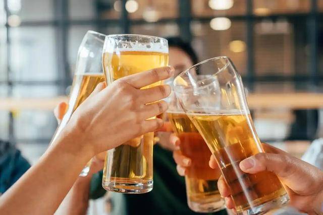 原创            啤酒再次成为关注中心！医生发现：天热喝啤酒时，要多注意这4点