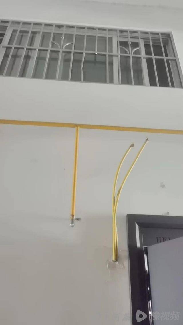 21岁双胞胎姐妹1死1重伤，凶手为妹妹男友，案发前数小时双方在派出所调解，家属起诉警方失职；嫌犯作案当天发布动态：狠角色我只扮演一次