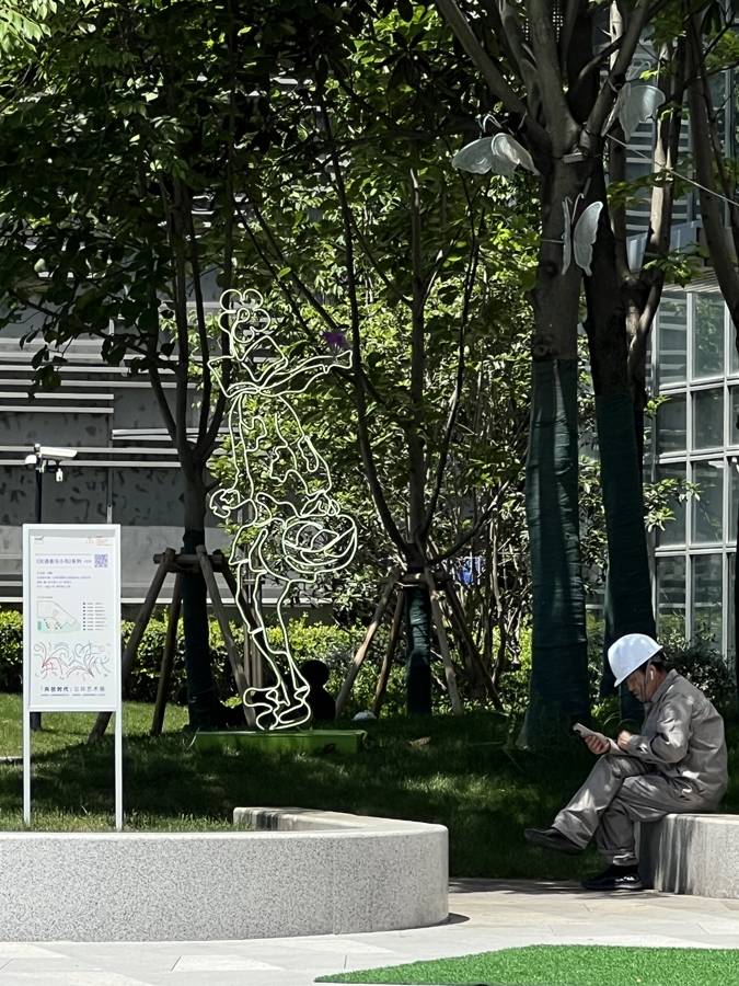浦东工人文化宫前的草坪上出现发着光的“上班族”？原来这是一场公共艺术展