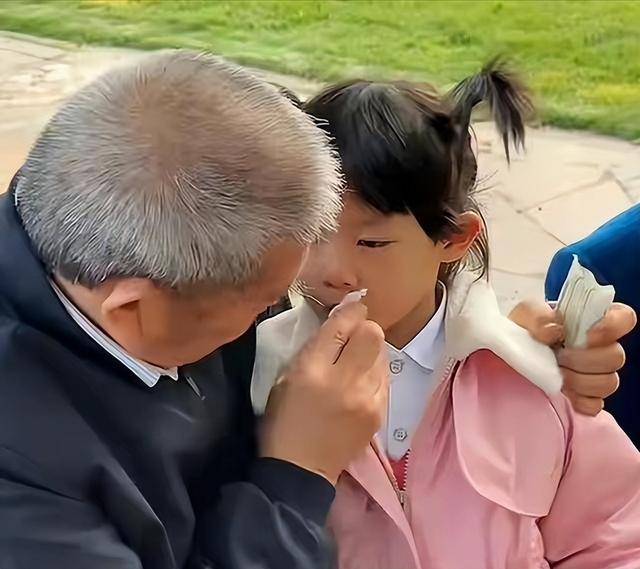 小天赐，终为父母当年的＂冲动＂买了单，年仅6岁活得不像个小孩