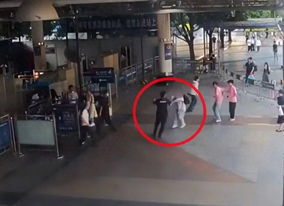 一名大学教师在南宁火车站走错出口，遭安检员辱骂追打致10处挫伤，警方认为双方系互殴各拘留5天，该教师要求撤销处罚，当地法院已立案