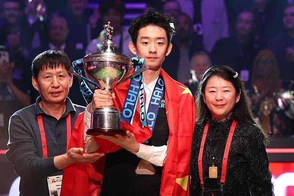 斯諾克世錦賽冠軍吳宜澤回應(yīng)“父母賣房供其打球”：我們沒有賣房，但父母曾賣車供自己比賽；將做到更好，希望給父母更好的生活海報(bào)