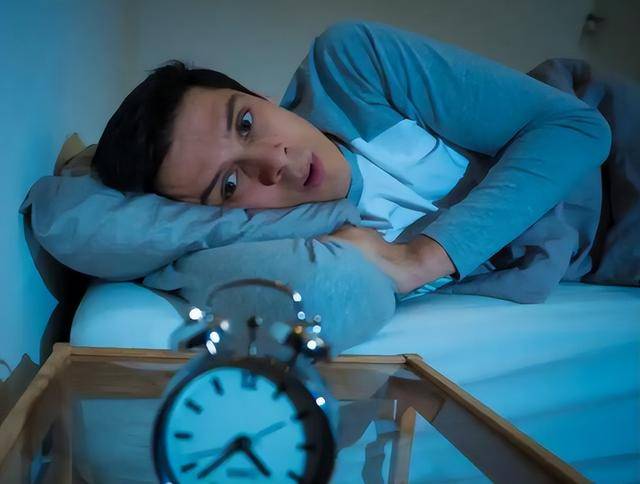 原创            晚上经常失眠睡不着？提醒：5种食物要少吃，影响睡眠伤健康