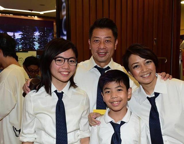 香港知名女星为躲债移居美国，支持女儿喜欢同性，和老公传离婚