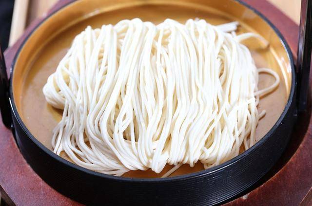 原创            经常吃面条能养肝？未必！专家提醒：这2种食物容易伤肝，要少吃