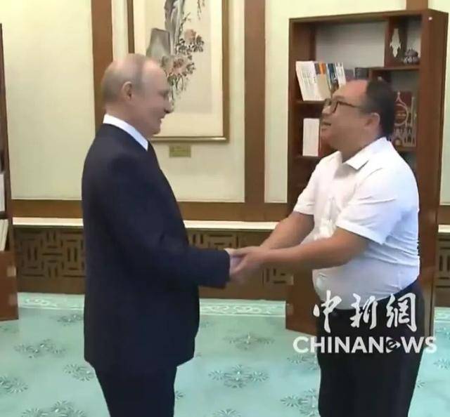 普京与26年前抱过的中国男孩再见面，两人互赠礼物都是瓷器，当事人：北京奥运会那年还给普京写过信