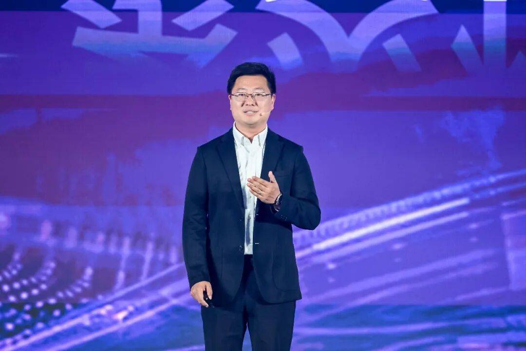 【创新峰会】新紫光发布全栈芯片设计超级工程师——紫灵智能体