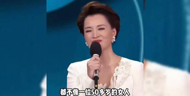 52岁董卿最新近况曝光，到北京探望朋友，私底下状态真实又漂亮