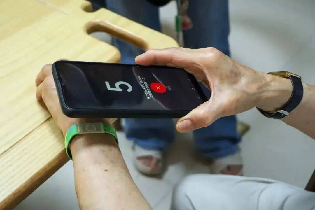 “死了么”APP改名為“在么在么”，已在杭州一街道應用海報
