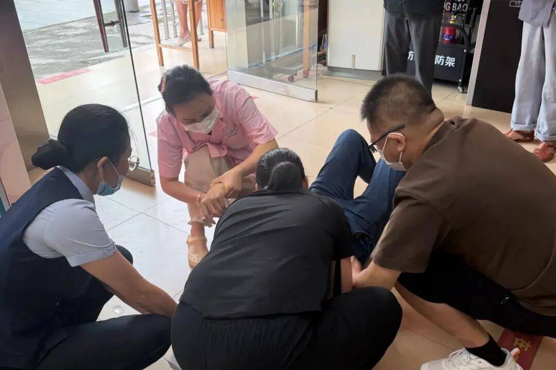 客户突发半岛体育- 半岛体育官方网站- APP下载疾病！农商行上演12分钟生命接力→