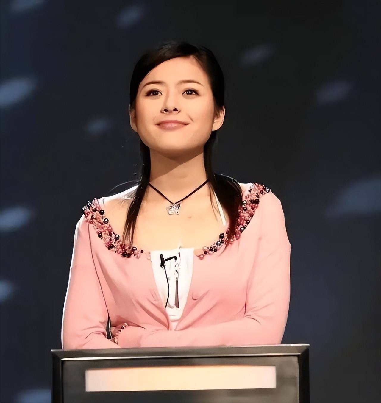 41岁生头胎44岁生二胎嫁给歌唱家的她现在还是上海主持一姐