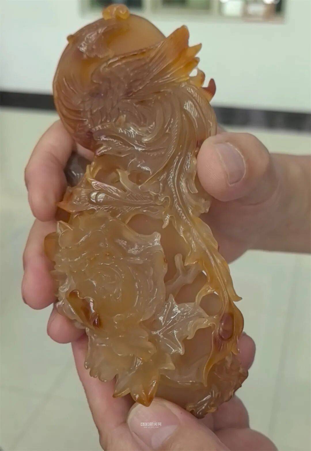 “非遗薪火·青春传承”丨龙江玛瑙雕刻走进高校，传承人近30年匠心惊艳学子