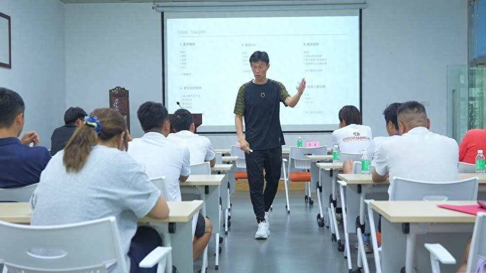 足球名宿区楚良南沙亲授青训课：希望打造国家级女足中心